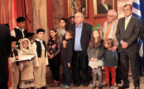 Παιδική χορωδία έψαλε τα κάλαντα στον πρόεδρο της Βουλής Ν. Βούτση